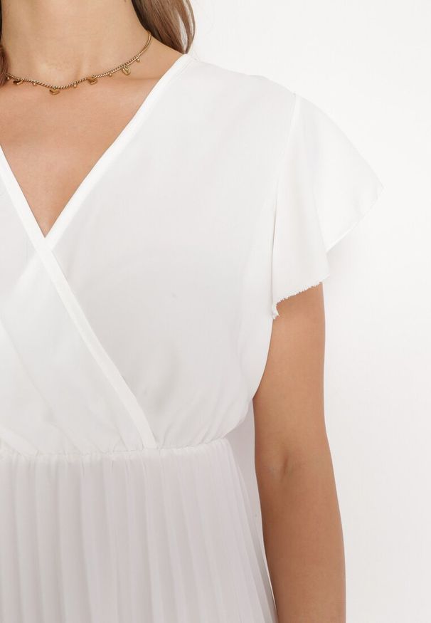 Born2be - Biała Sukienka Maxi Plisowana z Kopertową Górą Rozkloszowany Fason Anelea. Okazja: na randkę, na imprezę. Kolor: biały. Typ sukienki: rozkloszowane, kopertowe. Długość: maxi