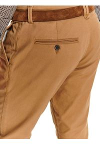 TOP SECRET - Spodnie strukturalne typu chino. Kolor: brązowy. Materiał: tkanina. Sezon: jesień. Styl: klasyczny #4