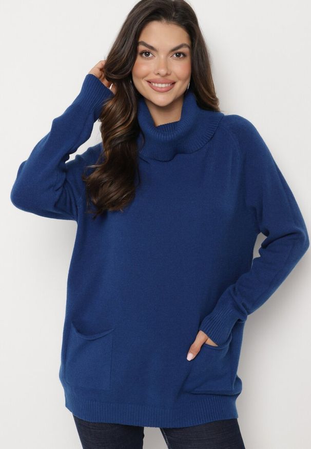 Born2be - Niebieski Golf z Wiskozą Zdobiony Wsuwanymi Kieszonkami Viaela. Okazja: na co dzień. Typ kołnierza: golf. Kolekcja: plus size. Kolor: niebieski. Długość: długie. Wzór: aplikacja. Materiał: wiskoza. Długość rękawa: długi rękaw. Styl: elegancki, casual