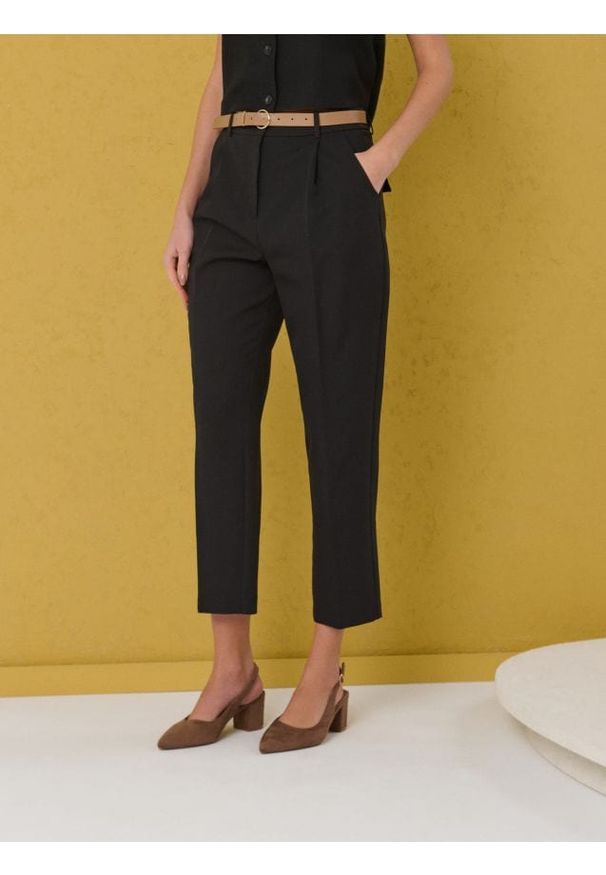 Sinsay - Spodnie carrot z nogawką w kant i paskiem - czarny. Kolor: czarny