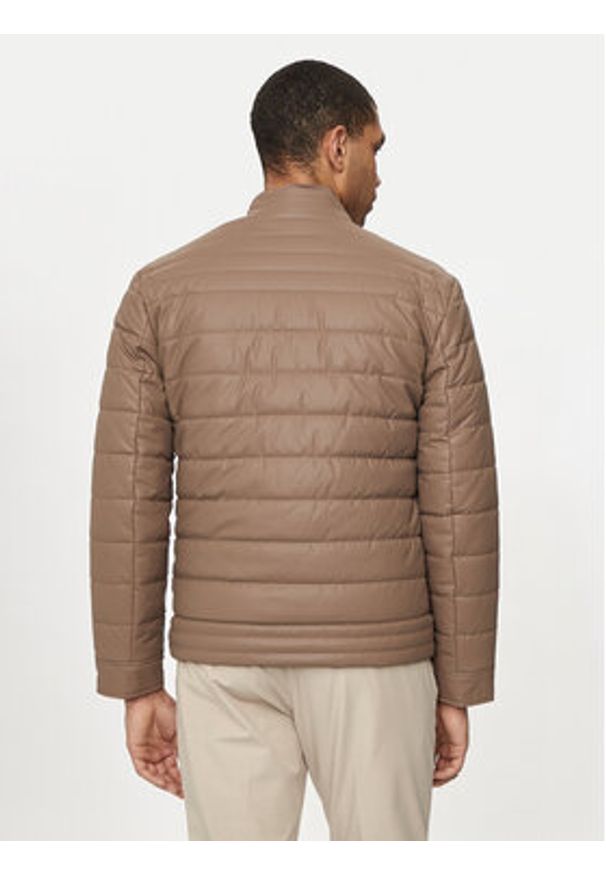 Guess Kurtka zimowa M4YL16 WFHD0 Brązowy Regular Fit. Kolor: brązowy. Materiał: syntetyk. Sezon: zima