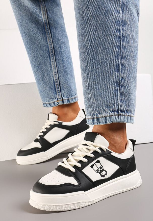 Renee - Czarno-Białe Sneakersy z Drobną Perforacją i Małym Nadrukiem Fredomia. Okazja: na co dzień. Nosek buta: okrągły. Zapięcie: sznurówki. Kolor: czarny. Materiał: jeans, materiał. Wzór: nadruk. Obcas: na obcasie. Wysokość obcasa: niski