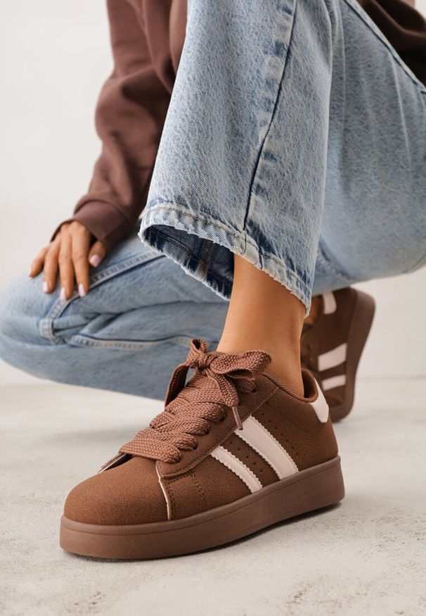 Born2be - Brązowo-Białe Sneakersy z Ozdobnymi Naszywkami z Boku Galdexis. Okazja: na co dzień, do pracy, na spacer. Zapięcie: pasek. Kolor: brązowy. Materiał: jeans. Wzór: aplikacja. Sport: turystyka piesza