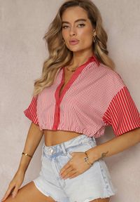 Renee - Czerwona Bluzka Krótka w Stylu Retro na Guziki Ozdobiona Paskami Fito. Kolor: czerwony. Długość rękawa: krótki rękaw. Długość: krótkie. Wzór: aplikacja. Styl: retro