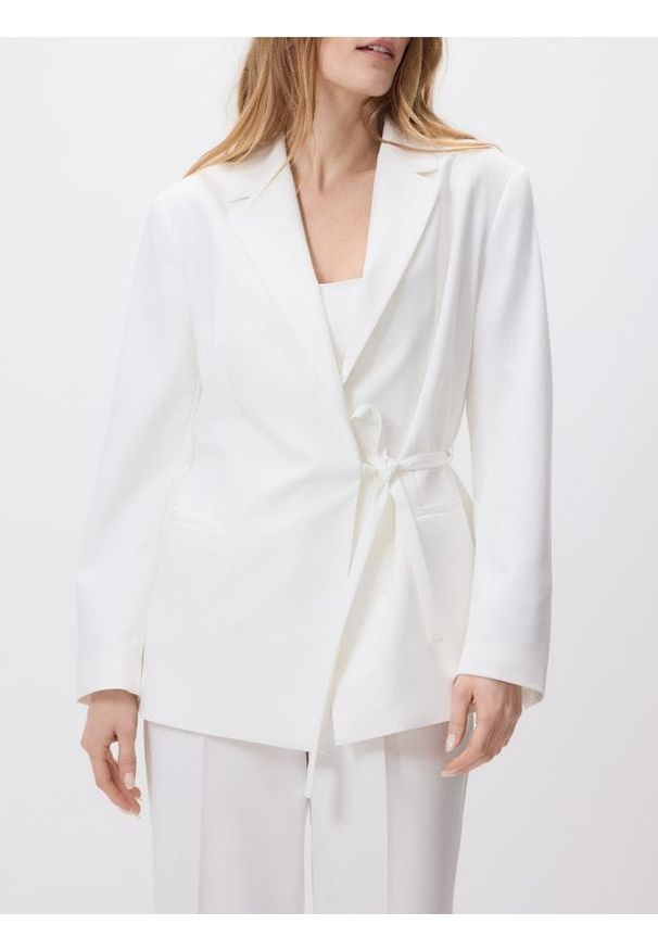 Reserved - Marynarka z wiązaniem - biały. Kolor: biały. Materiał: tkanina, wiskoza