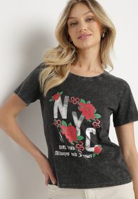 Born2be - Czarny T-shirt z Bawełny Ozdobiony Napisami i Kwiatami Savierele. Okazja: na co dzień. Kolor: czarny. Materiał: bawełna. Wzór: napisy, aplikacja, kwiaty. Styl: klasyczny, casual #5