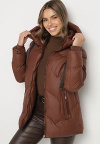 Born2be - Brązowa Pikowana Kurtka z Kapturem Ozdobiona Sznurkami Olittia. Okazja: na co dzień. Typ kołnierza: kaptur. Kolor: brązowy. Wzór: aplikacja. Styl: casual #7