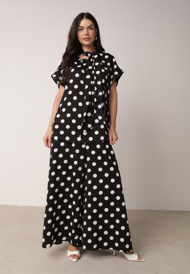 Born2be - Czarny Komplet w Kropki Bluzka z Wiązaniem przy Dekolcie i Szerokie Spodnie Chrirla. Kolor: czarny. Wzór: kropki