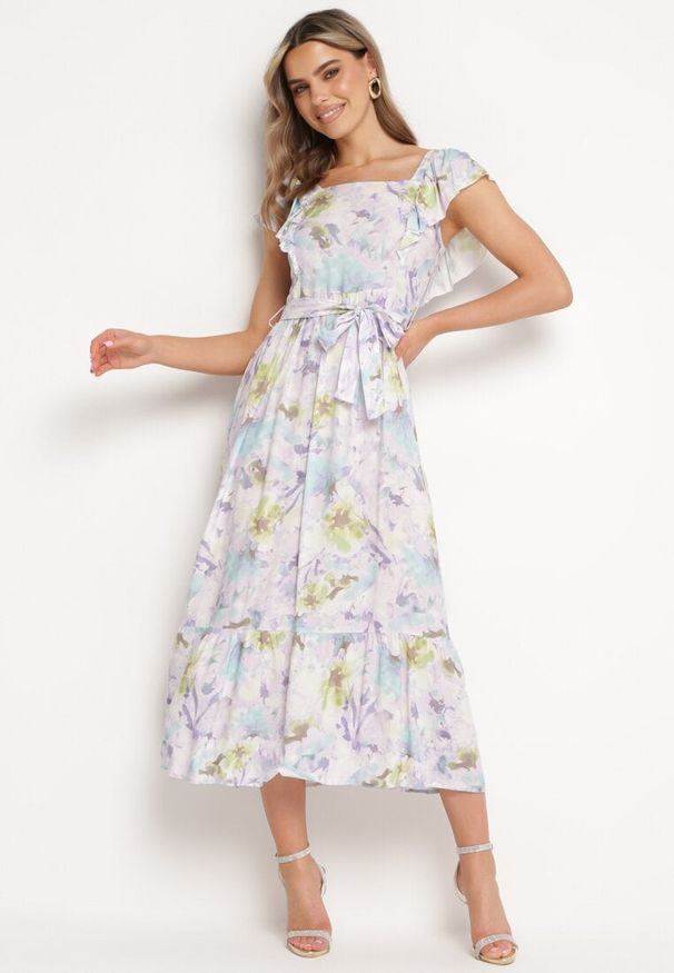 Born2be - Jasnofioletowa Wiskozowa Sukienka w Kwiaty na Ramiączkach z Falbanką i Materiałowym Paskiem Moemia. Okazja: na ślub cywilny, na co dzień, na imprezę, na wesele. Typ kołnierza: kołnierz z falbankami, dekolt kwadratowy. Kolor: fioletowy. Materiał: materiał, wiskoza. Długość rękawa: na ramiączkach. Wzór: kwiaty. Styl: casual, elegancki