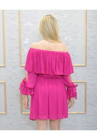 EMMA & GAIA - Różowa sukienka z falbanami. Kolor: różowy, wielokolorowy, fioletowy. Sezon: lato. Typ sukienki: z odkrytymi ramionami #5