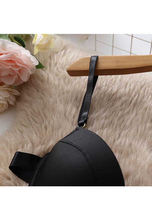 Intica - Zestaw bielizny z odważnymi detalami na romantyczne wieczory Jevgenija. Kolor: czerwony. Materiał: materiał, skóra. Długość: długie