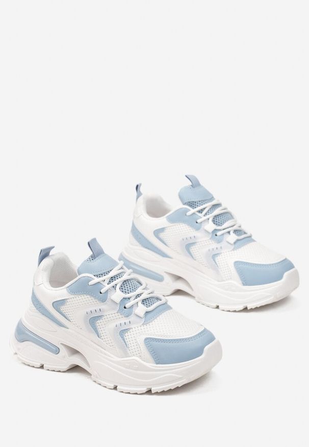 Born2be - Biało-Niebieskie Sneakersy na Grubej Podeszwie z Metalicznym Zdobieniem Teda. Kolor: biały. Wzór: aplikacja