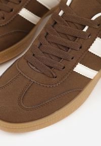 Renee - Brązowe Sneakersy Typu Tenisówki Ozdobione Paskami po Bokach Fefia. Okazja: na co dzień. Zapięcie: pasek. Kolor: brązowy. Materiał: jeans. Wzór: aplikacja. Sezon: wiosna #2