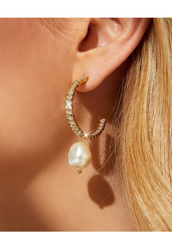 CAROLINE SVEDBOM - Kolczyki ozdobione perłami Kaia. Materiał: złote. Kolor: złoty. Wzór: aplikacja. Kamień szlachetny: perła