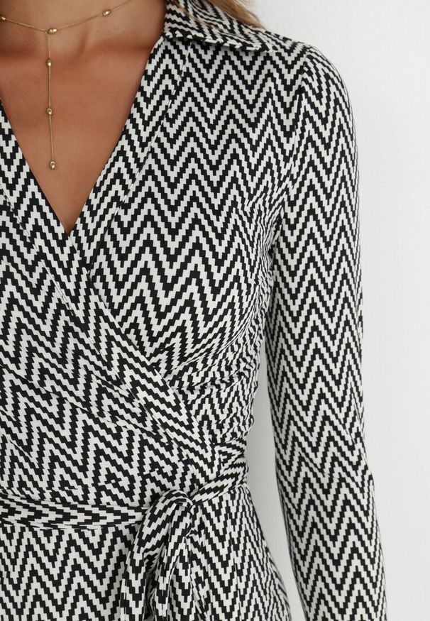 Born2be - Biało-Czarna Sukienka Kopertowa z Falbanką Varialus. Okazja: na co dzień, do pracy. Kolor: biały. Materiał: dzianina, materiał. Długość rękawa: długi rękaw. Wzór: aplikacja. Typ sukienki: kopertowe. Styl: casual. Długość: maxi