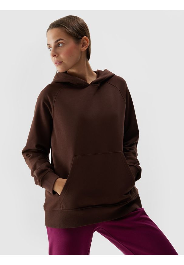 4f - Bluza dresowa nierozpinana z kapturem damska - brązowa. Okazja: na co dzień. Typ kołnierza: kaptur. Kolor: brązowy. Materiał: dresówka. Długość rękawa: raglanowy rękaw. Wzór: gładki, ze splotem. Styl: sportowy, casual
