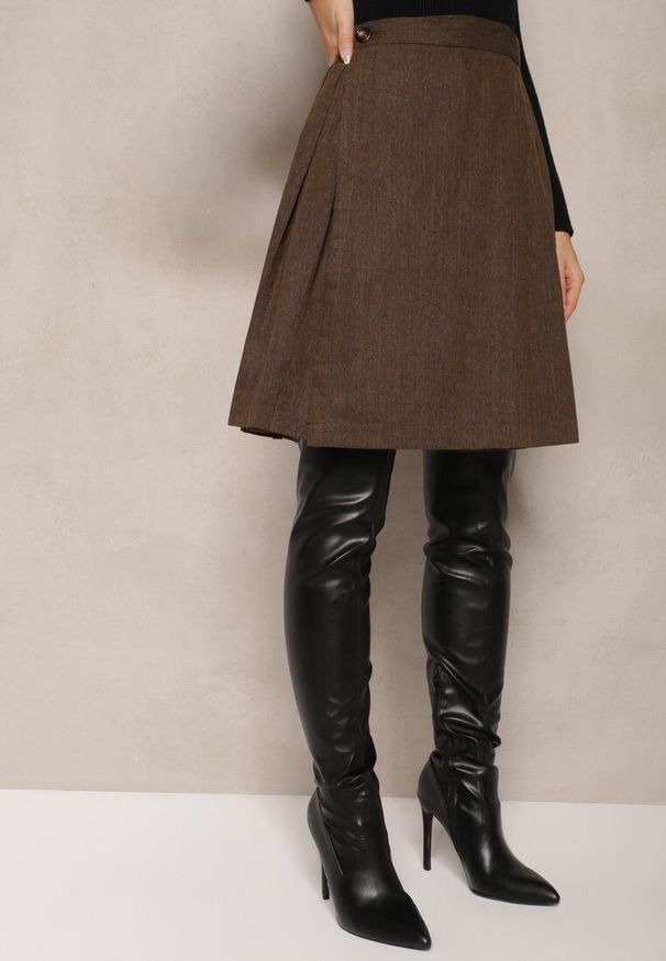 Renee - Brązowa Rozkloszowana Spódnica Preppy z Plisami Enavirra. Okazja: na co dzień, na imprezę, na spacer. Kolor: brązowy. Materiał: jedwab. Styl: klasyczny, casual