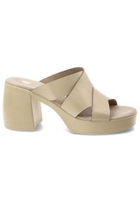 Klapki damskie Armodo, cholewka ze skóry naturalnej licowej z szerokimi krzyżującymi się paskami na wysokim obcasie, beżowe, 40524. Kolor: beżowy. Materiał: skóra. Obcas: na obcasie. Wysokość obcasa: wysoki #6