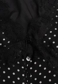 Renee - Czarna Sukienka w Kropki Ozdobiona Koronką i Przezroczystymi Rękawami Neanirae. Typ kołnierza: dekolt w kształcie V. Kolor: czarny. Materiał: koronka. Wzór: aplikacja, kropki, koronka. Sezon: wiosna. Styl: klasyczny #2