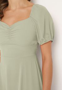 Born2be - Zielona Koktajlowa Sukienka Typu Hiszpanka z Rozcięciem Vikita. Typ kołnierza: dekolt hiszpanka. Kolor: zielony. Długość rękawa: krótki rękaw. Styl: wizytowy #5