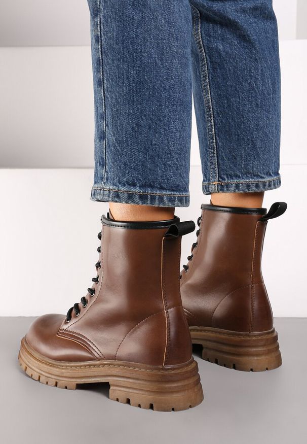 Renee - Brązowe Botki Workery na Płaskiej Podeszwie ze Sznurowaniem Arstela. Zapięcie: sznurówki. Kolor: brązowy. Materiał: jeans. Obcas: na płaskiej podeszwie. Styl: elegancki