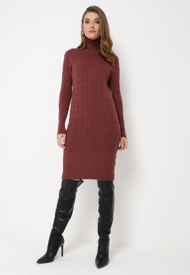 Born2be - Brązowa Midi Sukienka z Golfem o Pudełkowym Kroju i Długimi Rękawami ze Ściągaczami Yvonnena. Typ kołnierza: golf. Kolor: brązowy. Długość rękawa: długi rękaw. Długość: midi