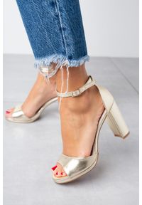 Casu - Złote sandały casu na słupku z paskiem wokół kostki ze skórzaną wkładką d20x9/g. Zapięcie: pasek. Kolor: złoty. Materiał: skóra. Obcas: na słupku #2