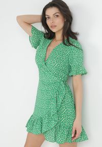 Born2be - Zielona Kopertowa Sukienka z Falbankami w Kwiaty Tirnya. Typ kołnierza: kołnierz z falbankami. Kolor: zielony. Wzór: kwiaty. Sezon: lato. Typ sukienki: kopertowe. Styl: wakacyjny #2