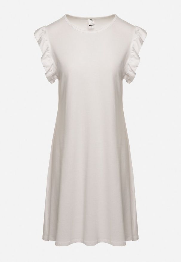 Born2be - Biała Letnia Sukienka Bawełniana z Falbankami Wokół Ramion Sasare. Typ kołnierza: kołnierz z falbankami. Kolor: biały. Materiał: bawełna. Długość rękawa: krótki rękaw. Wzór: aplikacja. Sezon: lato. Typ sukienki: trapezowe