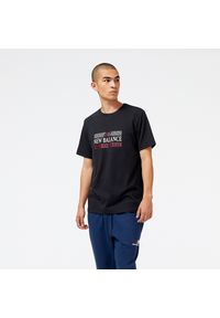 Koszulka męska New Balance MT31906BK – czarna. Kolor: czarny. Materiał: bawełna, poliester, materiał. Wzór: napisy