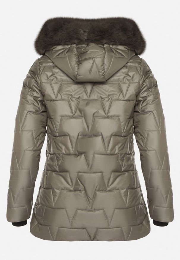 Born2be - Zielona Pikowana Kurtka z Kapturem z Futerkiem Azilma. Okazja: na spacer, na co dzień. Typ kołnierza: kaptur. Kolekcja: plus size. Kolor: zielony. Materiał: futro. Wzór: aplikacja. Styl: casual, klasyczny