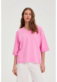 MOODO - Bluza z dekoltem w serek różowa. Typ kołnierza: dekolt w serek. Kolor: różowy. Materiał: poliester, bawełna #1