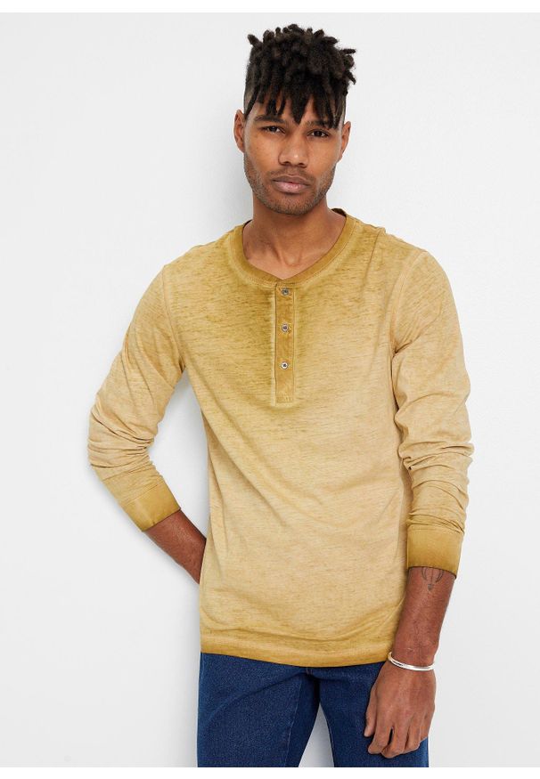 bonprix - Shirt z dekoltem henley i efektem wytarcia, długi rękaw. Typ kołnierza: typu henley. Kolor: beżowy. Materiał: bawełna. Długość rękawa: długi rękaw. Długość: długie