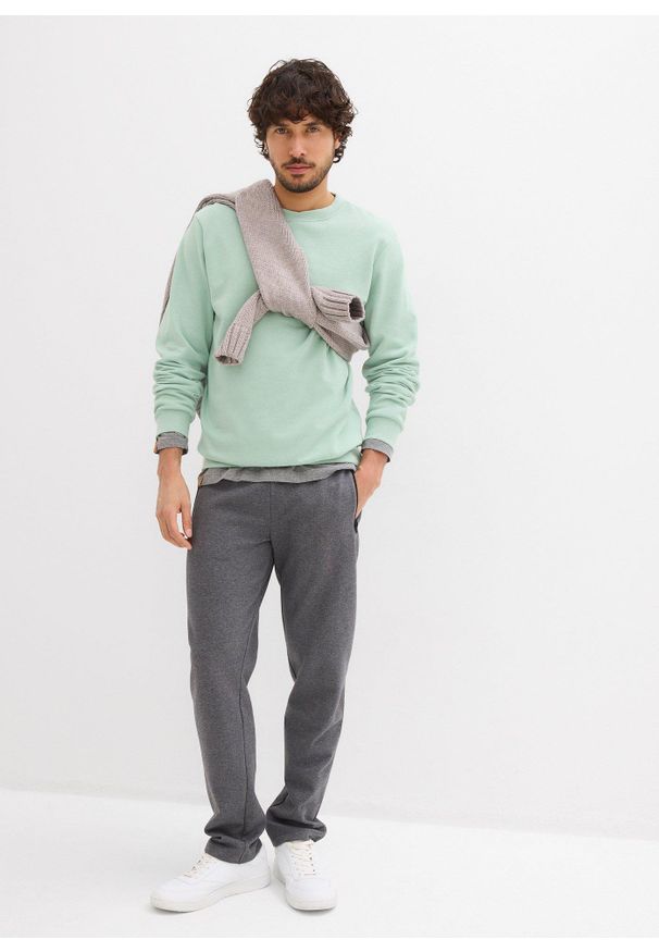 bonprix - Spodnie sportowe z praktycznymi kieszeniami zapinanymi na zamek. Kolor: szary. Styl: sportowy