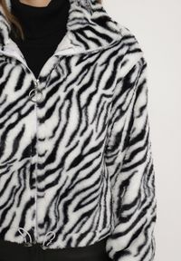 Born2be - Biała Futrzana Kurtka w Zebrę o Prostym Kroju ze Ściągaczem i Kieszeniami Velsomi. Kolor: biały. Materiał: futro. Wzór: motyw zwierzęcy. Styl: elegancki #2