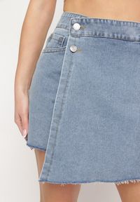 Born2be - Ciemnoniebieskie Jeansowe Szorty Imitujące Spódniczkę Mini z Asymetryczną Zakładką Moonfia. Kolor: niebieski. Materiał: jeans. Sezon: wiosna, lato. Styl: klasyczny