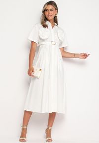 Born2be - Biała Bawełniana Sukienka o Koszulowym Kroju z Paskiem i Kwiatowymi Broszkami Zelnea. Okazja: na spotkanie biznesowe. Kolor: biały. Materiał: bawełna. Długość rękawa: krótki rękaw. Wzór: kwiaty. Typ sukienki: koszulowe. Styl: biznesowy, elegancki #5