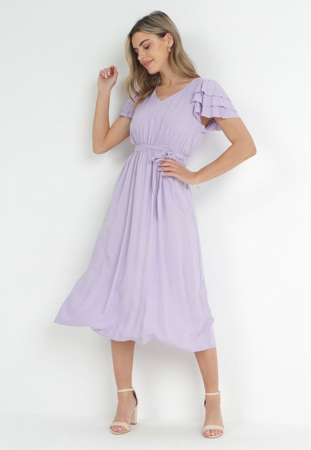 Born2be - Fioletowa Sukienka Midi z Wiskozy z Gumką w Pasie i Materiałowym Paskiem Aricia. Okazja: na randkę, na uczelnię. Kolor: fioletowy. Materiał: materiał, wiskoza. Długość: midi