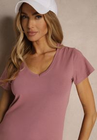 Renee - Ciemnoróżowy Bawełniany T-shirt z Trójkątnym Dekoltem Linalitia. Okazja: na co dzień. Kolor: różowy. Materiał: bawełna. Styl: casual #4