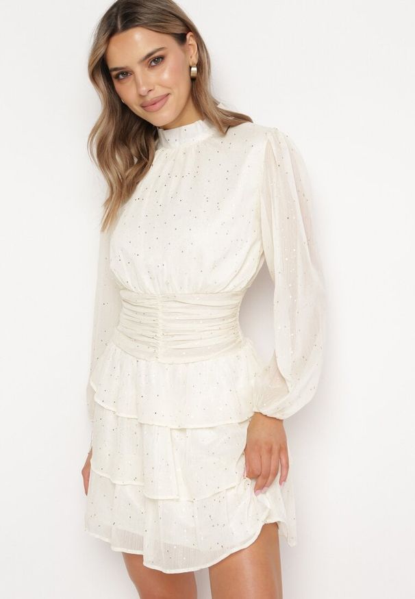 Born2be - Jasnobeżowa Elegancka Sukienka z Błyszczącymi Drobinkami i Falbankami Tinaria. Typ kołnierza: kołnierz z falbankami. Kolor: beżowy. Styl: elegancki