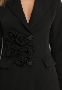 Born2be - Czarna Marynarka Sukienka Zapinana na Guziki z Kieszeniami i Aplikacją 3D Różyczek Velira. Okazja: na co dzień. Kolor: czarny. Wzór: aplikacja. Typ sukienki: proste. Styl: casual, elegancki, klasyczny #5