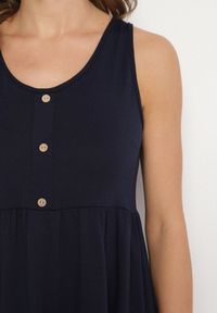 Born2be - Granatowa Sukienka o Rozkloszowanym Kroju na Szerokich Ramiączkach z Guzikami Jenovira. Okazja: na co dzień. Kolor: niebieski. Długość rękawa: na ramiączkach. Styl: casual #2