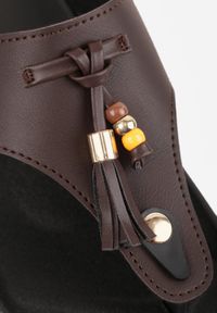 Renee - Brązowe Klapki Japonki z Frędzlami Dalirea. Kolor: brązowy. Materiał: prążkowany. Sezon: lato. Styl: elegancki #6