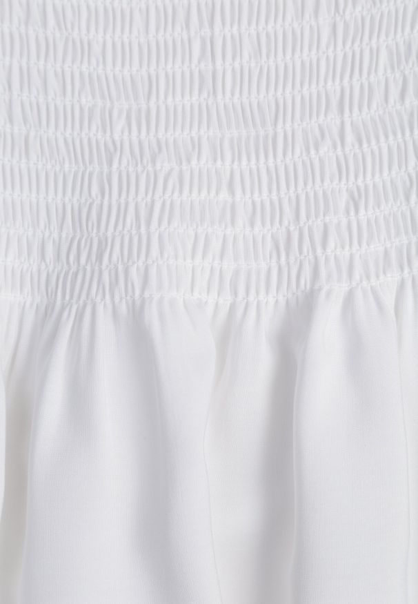 Born2be - Biała Bawełniana Sukienka z Hiszpańskim Dekoltem z Szerokimi Falbanami na Dole Bliria. Okazja: na co dzień, na spacer. Typ kołnierza: dekolt hiszpanka. Kolor: biały. Materiał: bawełna. Sezon: lato. Typ sukienki: rozkloszowane. Styl: wakacyjny, casual, elegancki