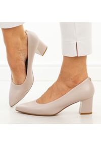 J.Szare czółenka damskie na obcasie Sergio Leone Pb413. Okazja: na wesele, do pracy, na ślub cywilny. Kolor: szary. Materiał: skóra. Sezon: wiosna, lato, jesień. Obcas: na obcasie. Styl: klasyczny, elegancki. Wysokość obcasa: średni #1