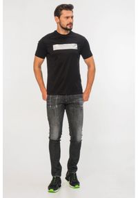 Emporio Armani - EMPORIO ARMANI Czarny t-shirt męski ze srebrnym logo. Kolor: czarny. Materiał: prążkowany. Wzór: aplikacja