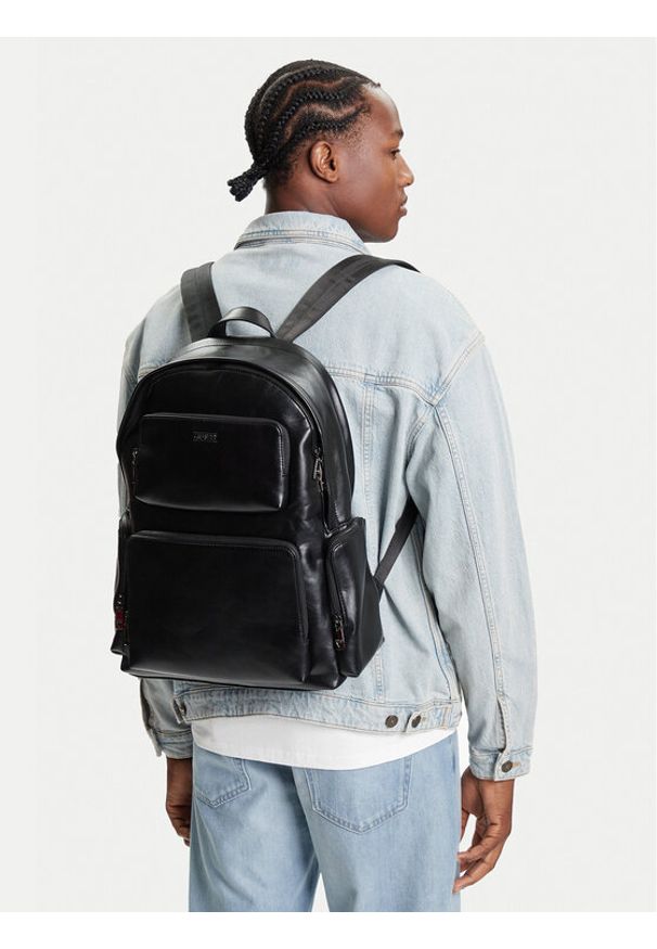 Guess Plecak 177229 Czarny. Kolor: czarny. Materiał: skóra
