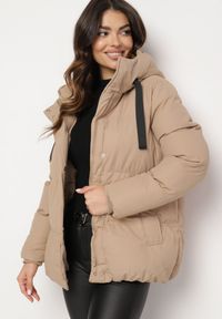 Born2be - Ciemnobeżowa Kurtka Pikowana z Kapturem Vertigara. Okazja: na co dzień. Typ kołnierza: kaptur. Kolor: beżowy. Materiał: dzianina, jeans. Styl: casual, elegancki #6