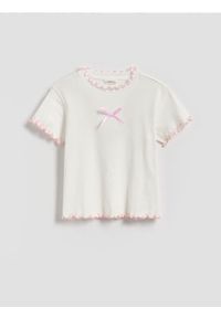 Reserved - Bawełniany t-shirt z falbanką - pastelowy róż. Kolor: różowy. Materiał: bawełna