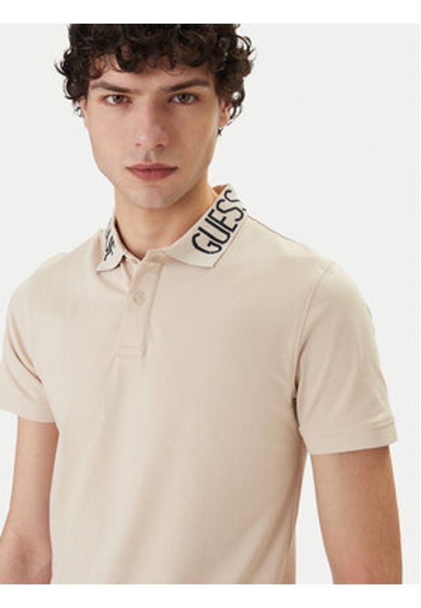 Guess Polo M6GP66 K3070 Beżowy Slim Fit. Typ kołnierza: polo. Kolor: beżowy. Materiał: bawełna